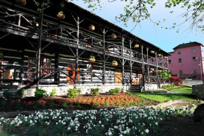 Download A picture of the Elmer T. Lee Clubhouse in summer at Buffalo Trace Distillery intended for media kit usage.